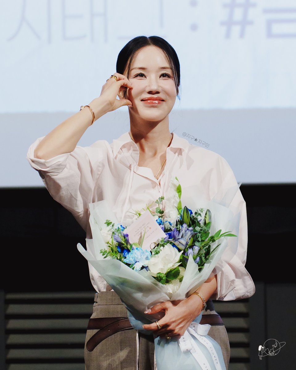 earthstar00's tweet photo. 250805 CGV 용산 시사회

드라마 너무 재밌었다!
정화 언니 미모 무엇.. 
진짜 존예....너누 예뻐서 언니만 봄..
팬들한테 인사해주는 모습들 귀염뽀짝😍
게다가 연기는 왤케잘해?ㅠㅠ...
드라마 너어어무 재밌었다. 빨리 첫방날 와라!!

#엄정화 #금쪽같은내스타 #월화드라마 #ENA드라마 #지니TV https://t.co/0Czl23W4G6