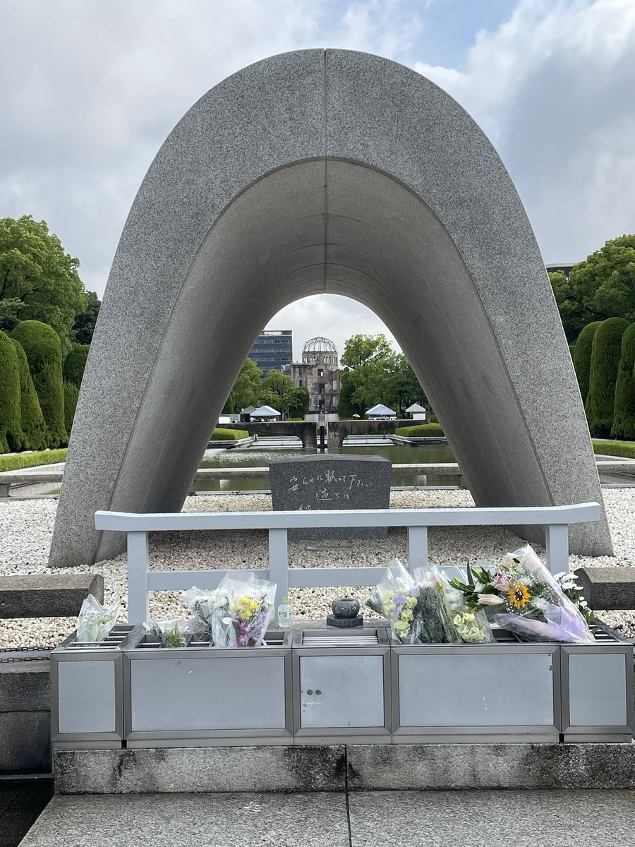 4日から7日まで組合派遣事業を使い広島へ。
戦争の恐ろしさ、原爆の悲惨さを学ぶことができました。6日には平和記念式典と灯籠流しに参加。灯籠には高田敏子の夕焼けの一部を書かせてもらいました。
戦後80年が戦後90年100年と続きますように…。