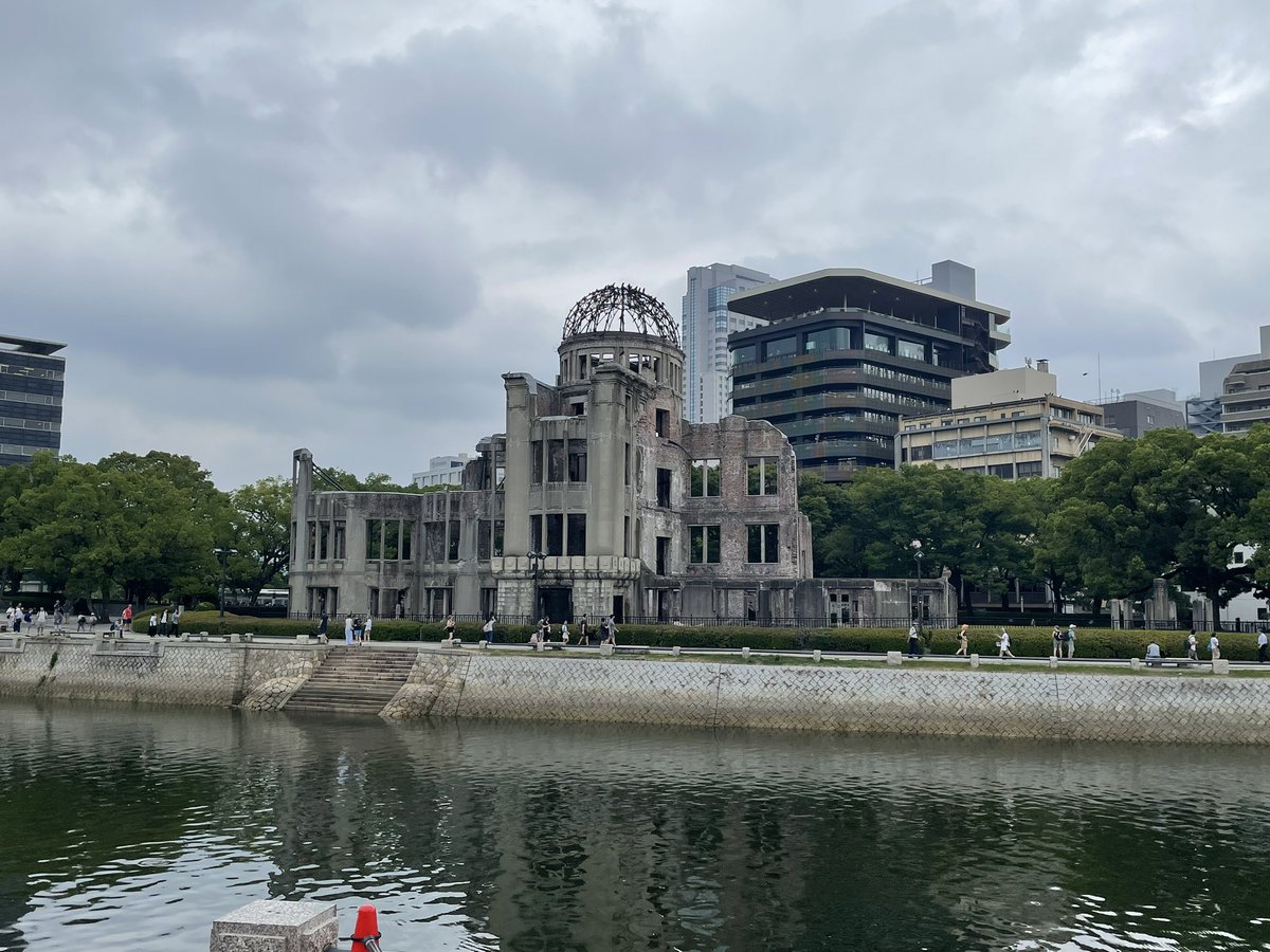 Graffitti0916's tweet photo. 4日から7日まで組合派遣事業を使い広島へ。
戦争の恐ろしさ、原爆の悲惨さを学ぶことができました。6日には平和記念式典と灯籠流しに参加。灯籠には高田敏子の夕焼けの一部を書かせてもらいました。
戦後80年が戦後90年100年と続きますように…。 https://t.co/ygMkBuaa4t