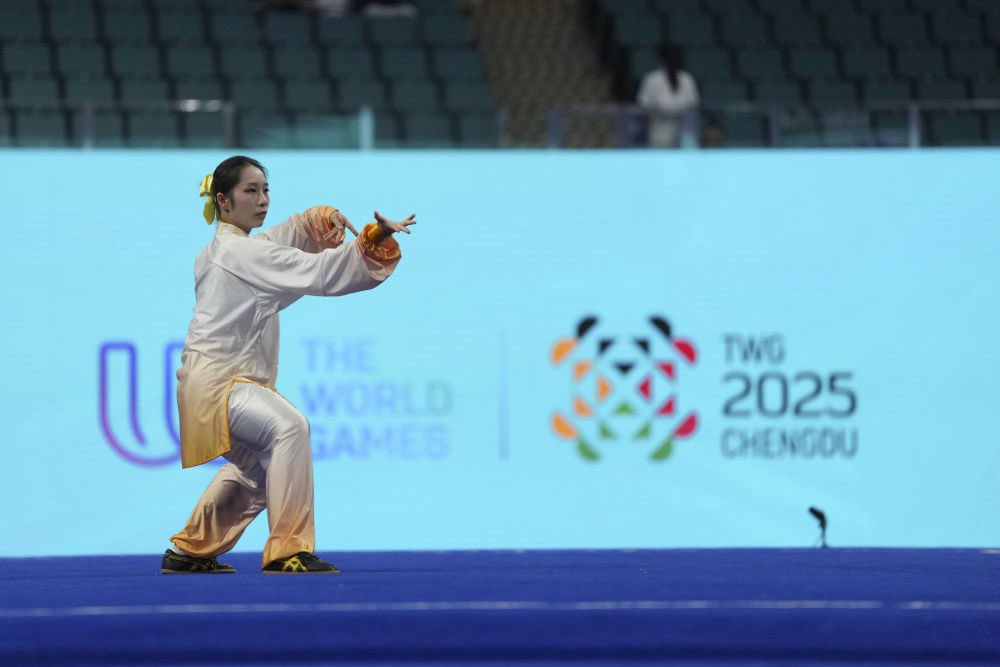 8日，在成都世运会武术项目女子太极拳-太极剑决赛中，中国选手卢卓灵摘得金牌。这是中国体育代表团在成都世运会上的首金。
