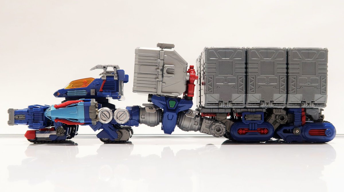 ダイアバトルス支援戦闘車両キャリバーキャリア
ランドシップモードで遊んでいてバトルバッファローの脚部ユニットが接続できる事を思い出したので組んでみました。各々車高が違うんですがクリック関節の可動でピッタリ接地できたのには驚きです。
#ダイアクロン
#diaclone