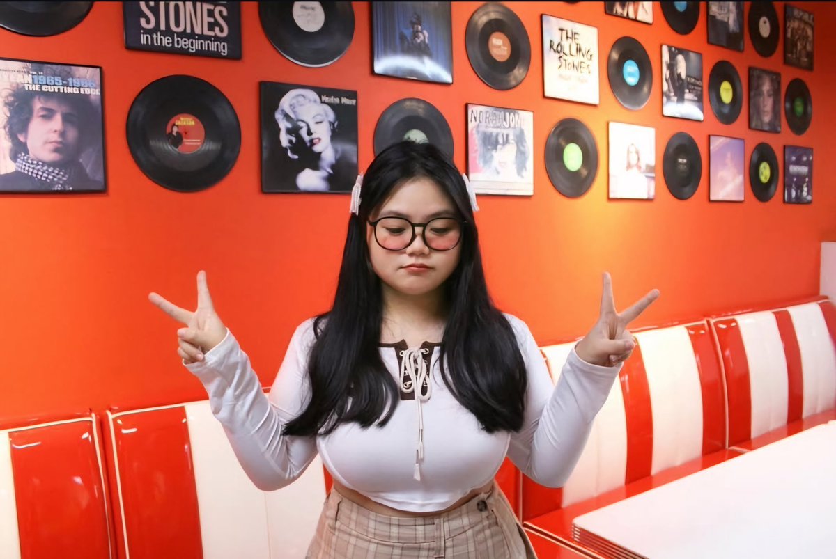 _Hana_S62's tweet photo. had a really fun night!! first time revelaing my face on twitter but hello!! might post more pics or poems in the future. like a gallery https://t.co/jXFZXkGPKu