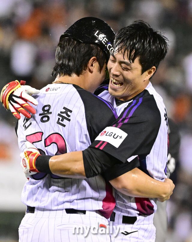 [MD포토] 천성호-손용준 '뜨거운 승리 포옹' (출처 : 네이버 스포츠) naver.me/5XpUGHyk