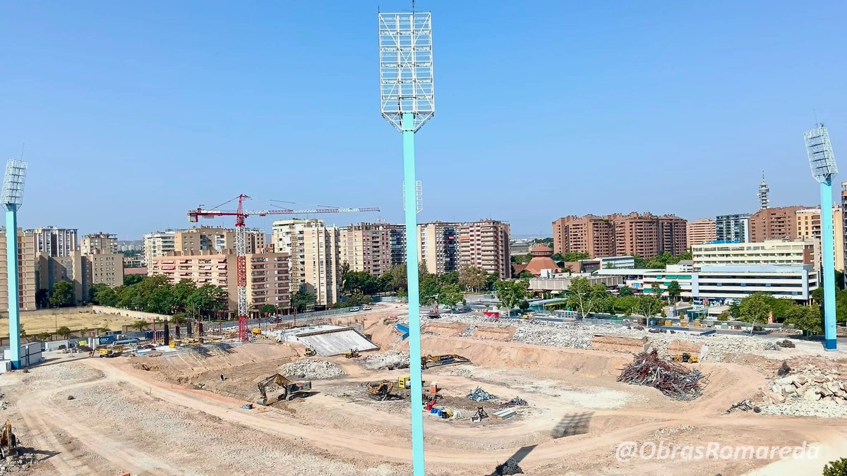Cómo duele ver estas imágenes. Tras 68 años, solo quedan los focos de la antigua Romareda. El cambio será a mejor, sin duda, pero siempre quedarán esas grandes noches de fútbol.