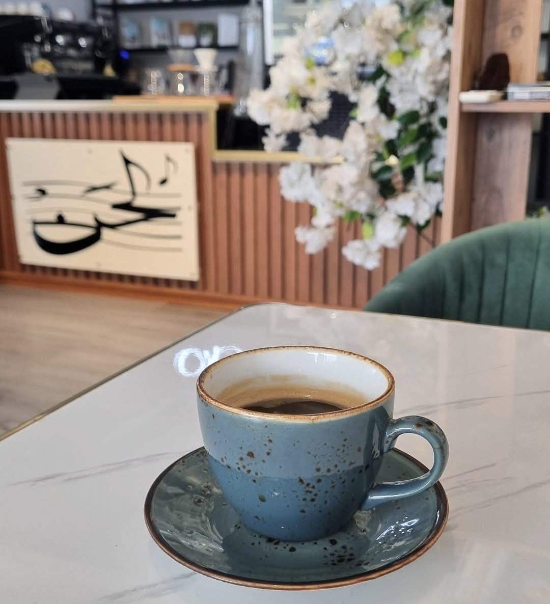 لا تجبر نفسك على التظاهر بما لا تشعر به..
ولا تلبس قناع الرضا و أنت تختنق من الداخل..
كل مرة تجبر فيها على قبول ما تكره..
أو التصفيق لما لا يؤمن به قلبك.. 
تدفع من صحتك ثمناً باهظا..
#قهوة_المساء ☕