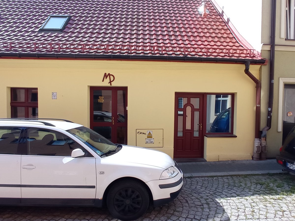 Pszczyna, ul. Piekarska.
Kiedy byłem małym smykiem, w latach 80-tych, w tym miejscu był komis. Jedyne miejsce w mieście, gdzie za równowartość kilkuletnich pensji można było dostać np. komputer czy magnetowid. Młodzi nie są w stanie docenić jak mają dziś dobrze.