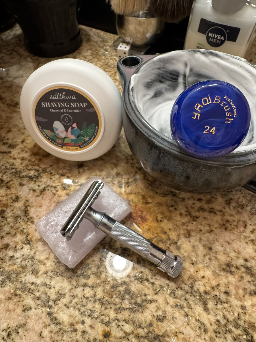 David_CGCB91's tweet photo. Nothing beats a luxurious morning shave … https://t.co/glw3UnsTbk