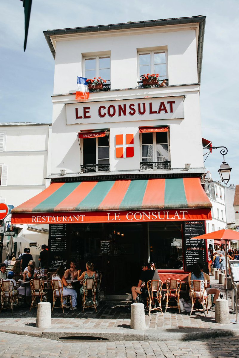 Happy Friday and bon week-end à tous! #Paris #Travel #Montmartre #FridayVibes #France #Relax #parisjetaime 📸 Tobias Reinert💖💞