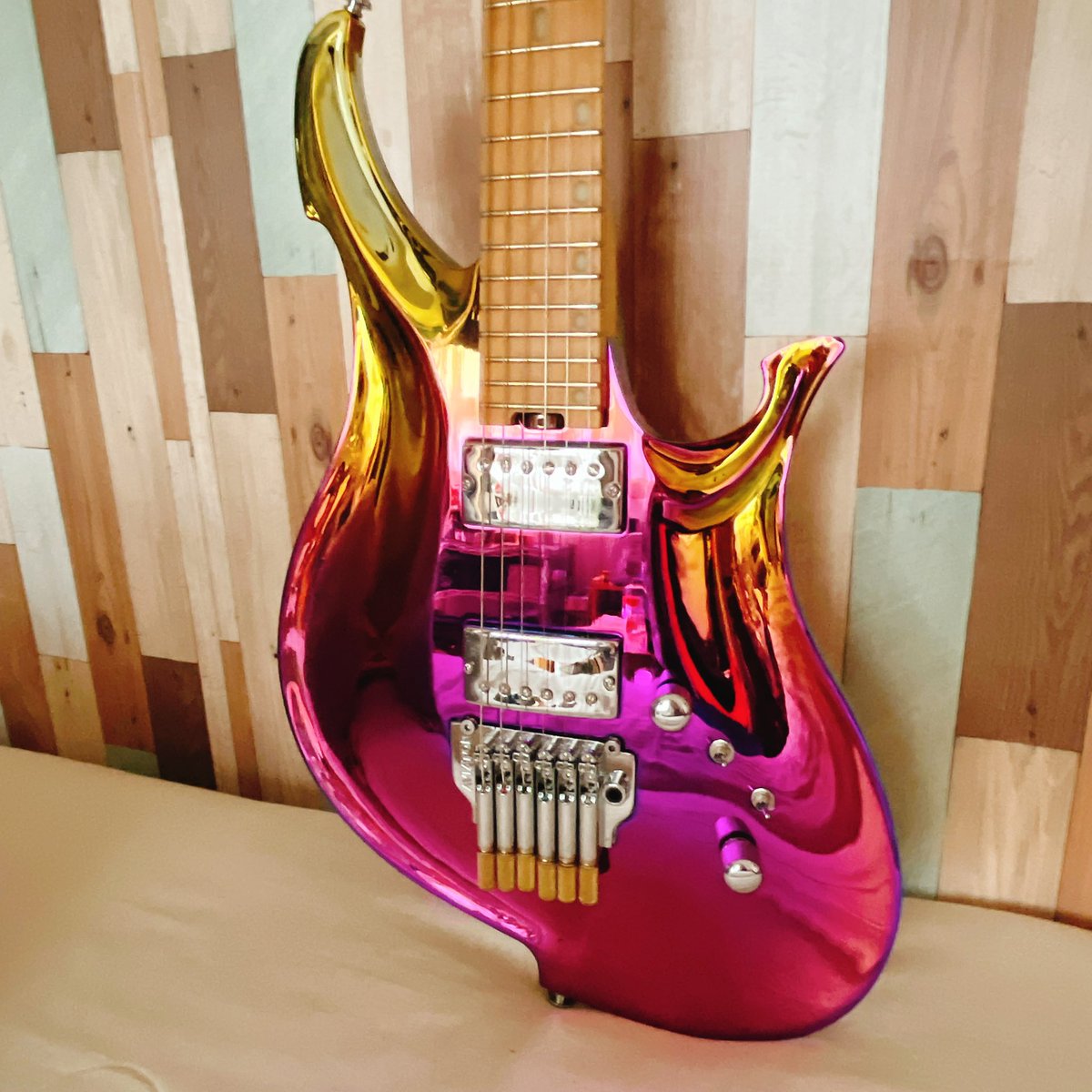 My NEW Gear！！
という事で新しいギターを手に入れました。
KOLOSS X6 Sunset
珍しいアルミボディのギター🎸硬質な音と伸びやかなサウンドで、軽さもあり弾きやすいです！あとピカピカで美しい✨
大切に使います😌
#mynewgear 
#KOLOSS
#guitar