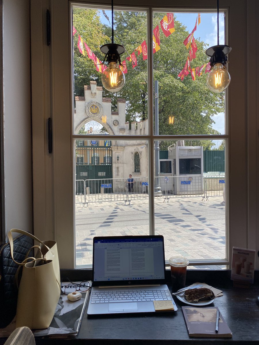 Ya bıraksana sen biliyorsun benim bunlara zaafım var: