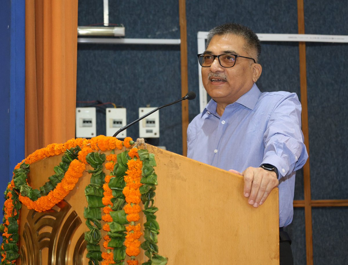 RajuMishra63's tweet image. #IIMCOrientation25 को संबोधित करते हुए दैनिक जागरण के कार्यकारी संपादक  विष्णु प्रकाश त्रिपाठी ने कहा कि पत्रकारिता में भाषा केवल अभिव्यक्ति नहीं, उत्तरदायित्व है। इसकी सटीकता और संवेदना का अभ्यास करना अनिवार्य है। एक पत्रकार को हमेशा राष्ट्रहित को सर्वोपरि रखकर सोचना चाहिए।