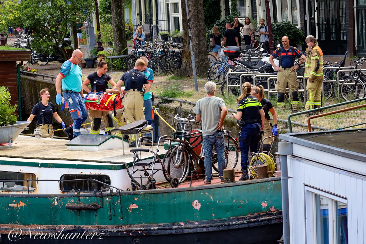 Brandweer redt persoon uit het water in Amsterdam