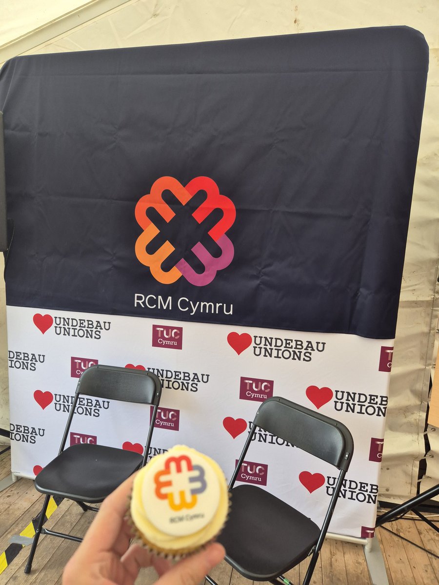 Amy Lewis MW (@amyreidnqm) on Twitter photo Great day at the Eisteddfod RCM stall.
Great finishing talk by <a href="/JulieRCMWales/">Julie Richards</a> at the launch of RCM Cymru @RcmWales Great day at the Eisteddfod RCM stall.
Great finishing talk by <a href="/JulieRCMWales/">Julie Richards</a> at the launch of RCM Cymru @RcmWales