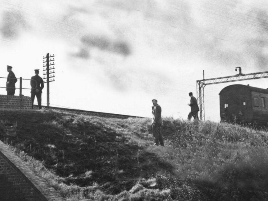 TheHistoryPress's tweet image. #OnThisDay in 1963, 15 robbers pulled off the #GreatTrainRobbery, stealing £2.6 million in banknotes in one of Britain&apos;s most infamous heists. 🚂💰 Uncover the mystery: buff.ly/adSYbFG #TrueCrime #OTD #BritishHistory #BritishCrime #ColdCase