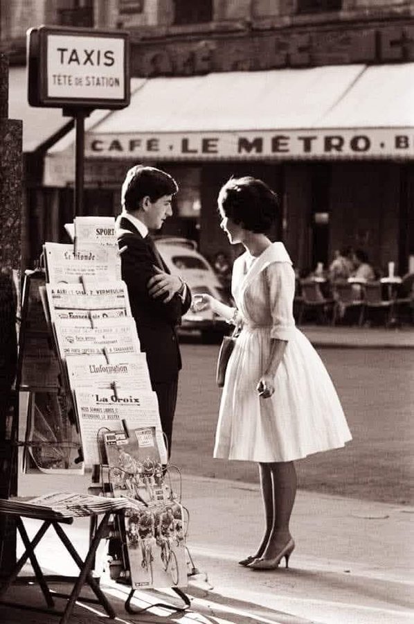 ThierryTout's tweet photo. PARIS EN 1954 🇫🇷
Un jeune couple, en belle tenue, près du café "Le métro" et d'un stand de journaux.
(📸 Pierre Boulat)
Une autre époque, une autre France...🧐 https://t.co/uppZm1QinI