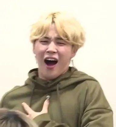 Eu pedi pra ela ligar o meu carregador na tomada que tava do lado e ela me olhou toda assim🥺 e correu pra ajudar