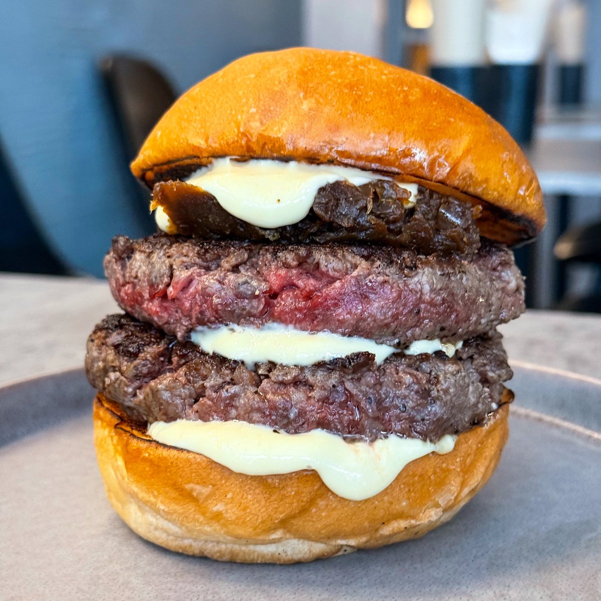 【WAGYU BURGER HIROKIYA】
@六本木駅から徒歩5分

全身にチーズ滴る「チーズボムバーガー」を食べられるお店。焼肉店が作る本気のハンバーガーでA5ランク和牛を惜しげなく使った極上バーガー！パティとパティの間にガーリックマヨを挟んで上空からチーズを滝のようにかけ流す背徳的な一皿！