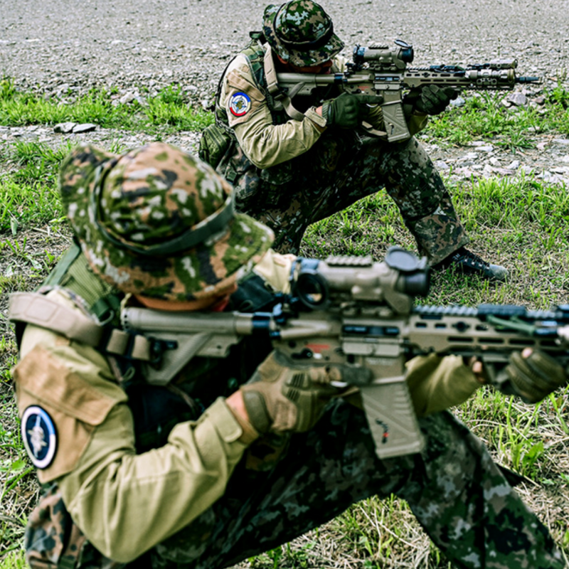 OTAN_FR's tweet photo. Viser juste 🎯

Lors de l’exercice Eagle Fury, des contingents belge 🇧🇪 et luxembourgeois 🇱🇺 se sont entraînés ensemble au tir réel. Une unité d’infanterie roumaine 🇷🇴 était aussi de la partie. Ces séances scénarisées ont été l’occasion de tester les armes des différents pays. https://t.co/nYLvTiRBys