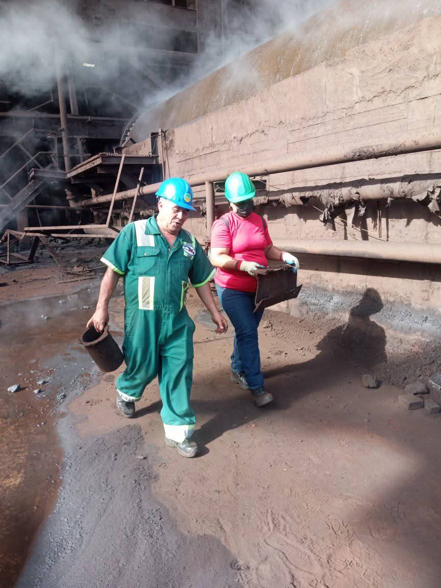 #MujeresEnRevolución junto a #IncansablesPorNaturaleza de Ecg Minera Holguin dedicaron esfuerzo a la recogida de chatarra y mejora de la cultura industrial en la Planta Hornos de Reducción vísperas del #99AniversarioNatalicio de #FidelCastroRuz y el #FMC65.