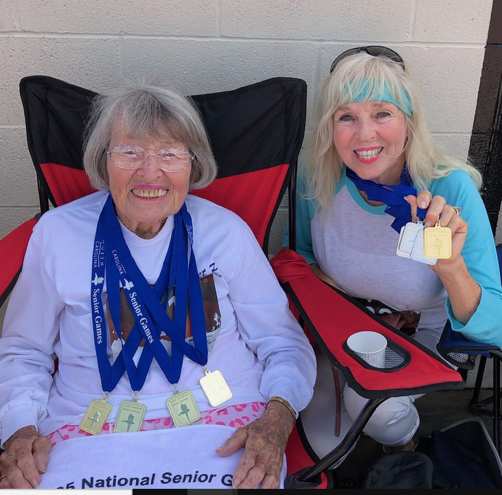 #FeelGoodFriday

At last week's US National Seniors Games, 101y old Fay Bond was the only competitor in her age group -competing in the shot put, discus &amp; long jump. 

Her daughter, Irma, wasn’t far behind—racing in the 50m, 100m, 200m, 400m &amp; joining her mom in the long jump.🏅