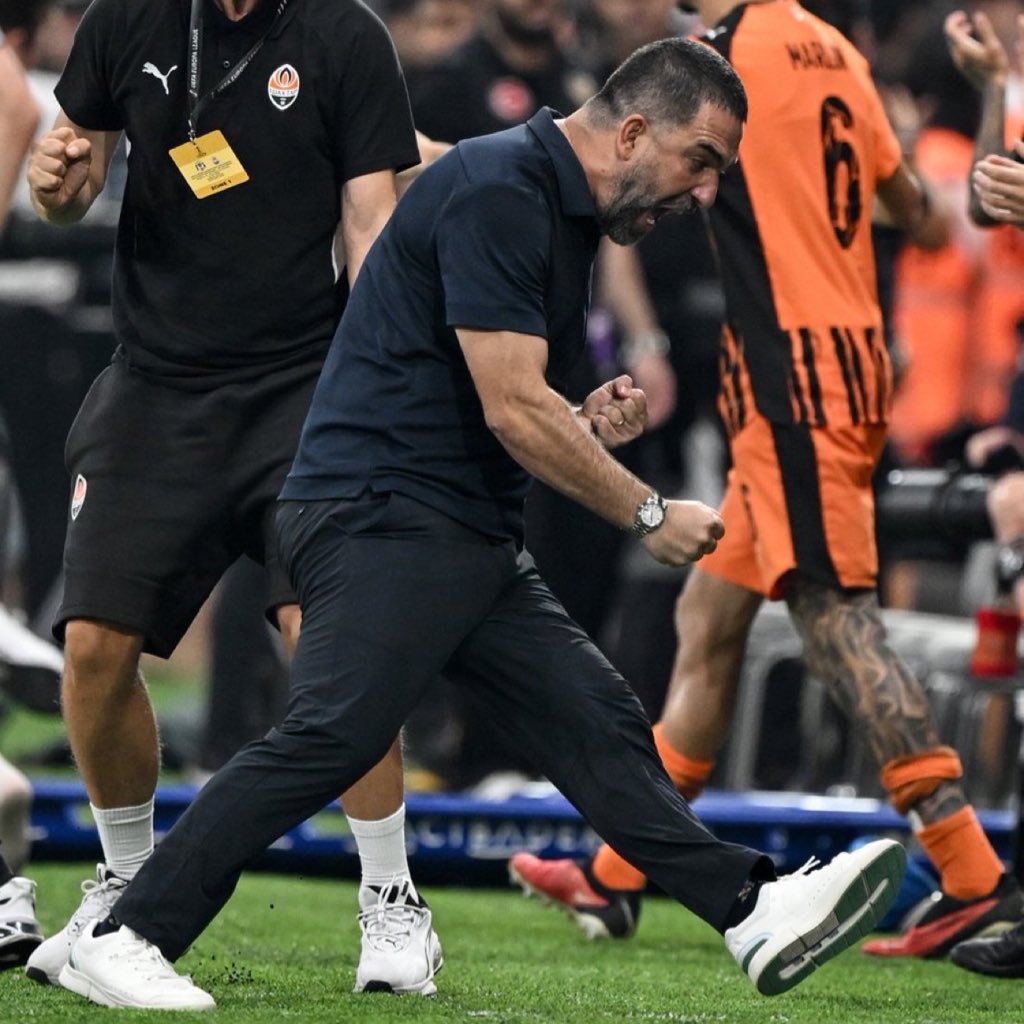 akşam 21:29’da televizyondan “zensiz olmaz zensiz olmaz” sesi gelince