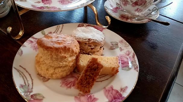 アールグレイのカプチーノ紅茶☕。ベルガモットの香り、スコーンも最高でした。 シンプルだけど心温まるひととき、週末の癒しのひととき。