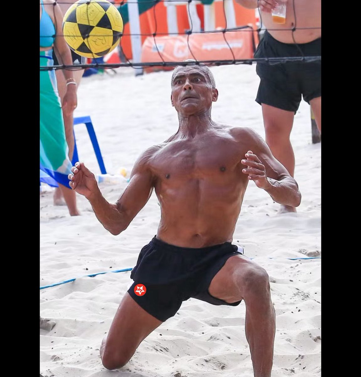 Romário recebe R$ 46.366,19 como senador, fora os auxílios e verbas de gabinete. O que ele faz? Joga futebol de areia e tem vida de milionário em zonas nobres do Rio de Janeiro. E sempre vota CONTRA o povo.

O carioca vai continuar dando vida boa pra esse vagabundo até quando?