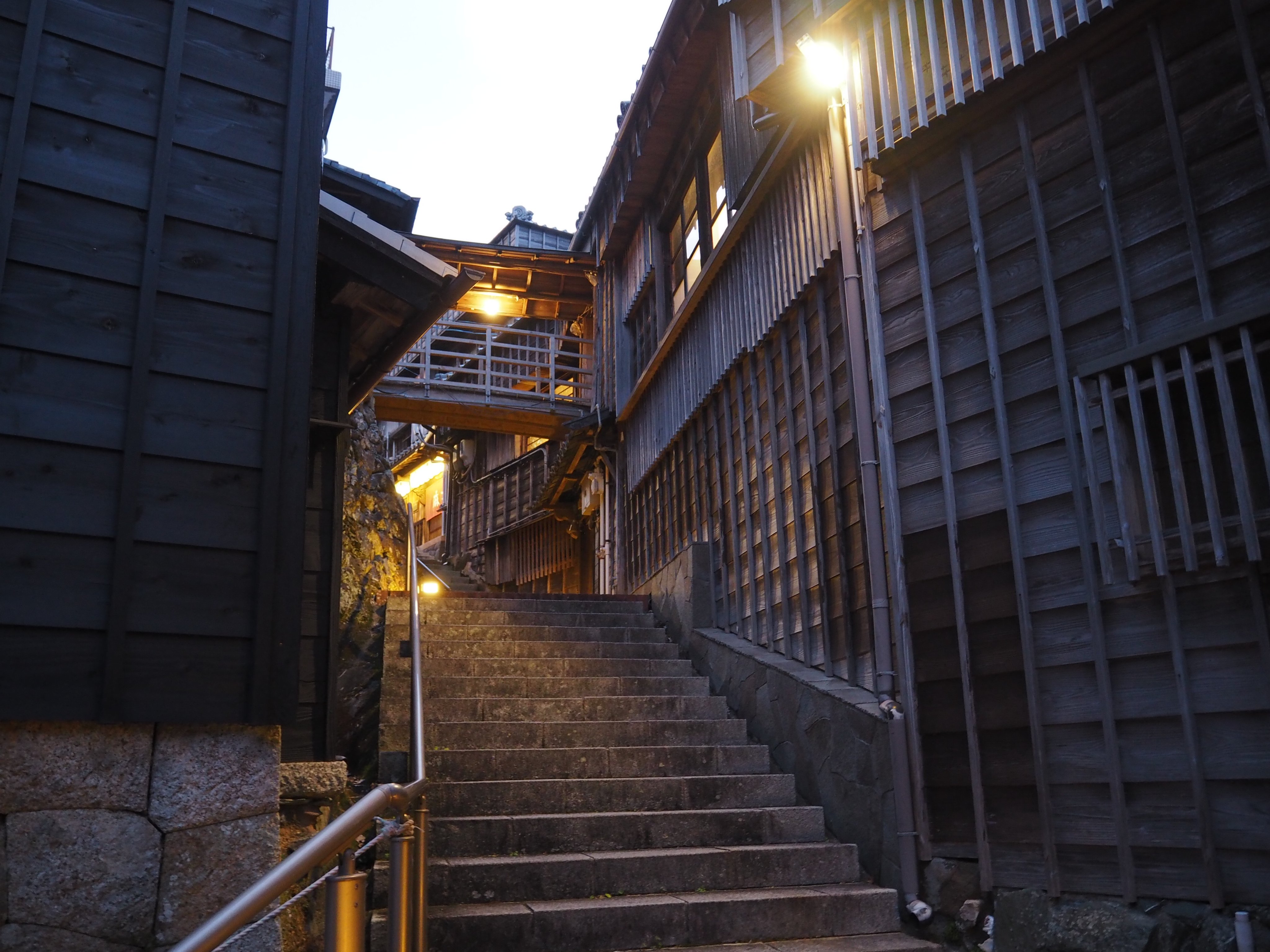 属夜鎮陽 / 西明石俗物園×東生駒珍物園 玉藻公園 桜御門・艮櫓ライトアップ（short movie.） - YouTube
