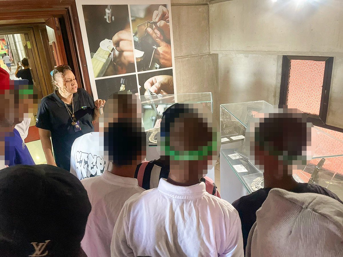 Entre vitrinas, mapas y banderas del mundo, los adolescentes del Hogar de Paso Padre Luis recorrieron las instalaciones del Faro a Colón, descubriendo datos históricos y compartiendo en un entorno que promueve la educación fuera del aula. 

#CONANIRD #FaroAColón #Niñez