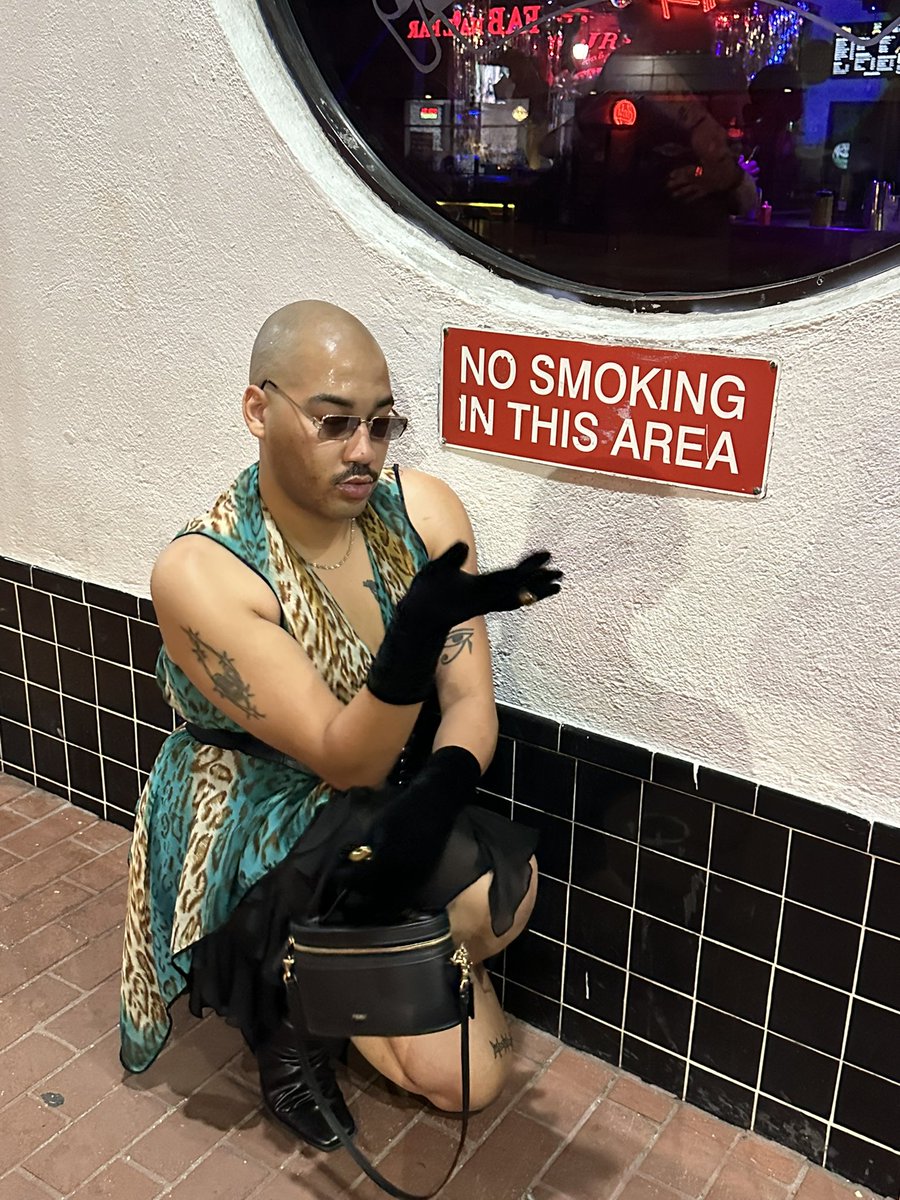 cashswizzac's tweet photo. When I tell u I felt like a BAD bitch last night…..and I didn’t pay for SHIT (drinks or this mf hot dog) #dagoodlife ✨ https://t.co/9H1vnQZbZz