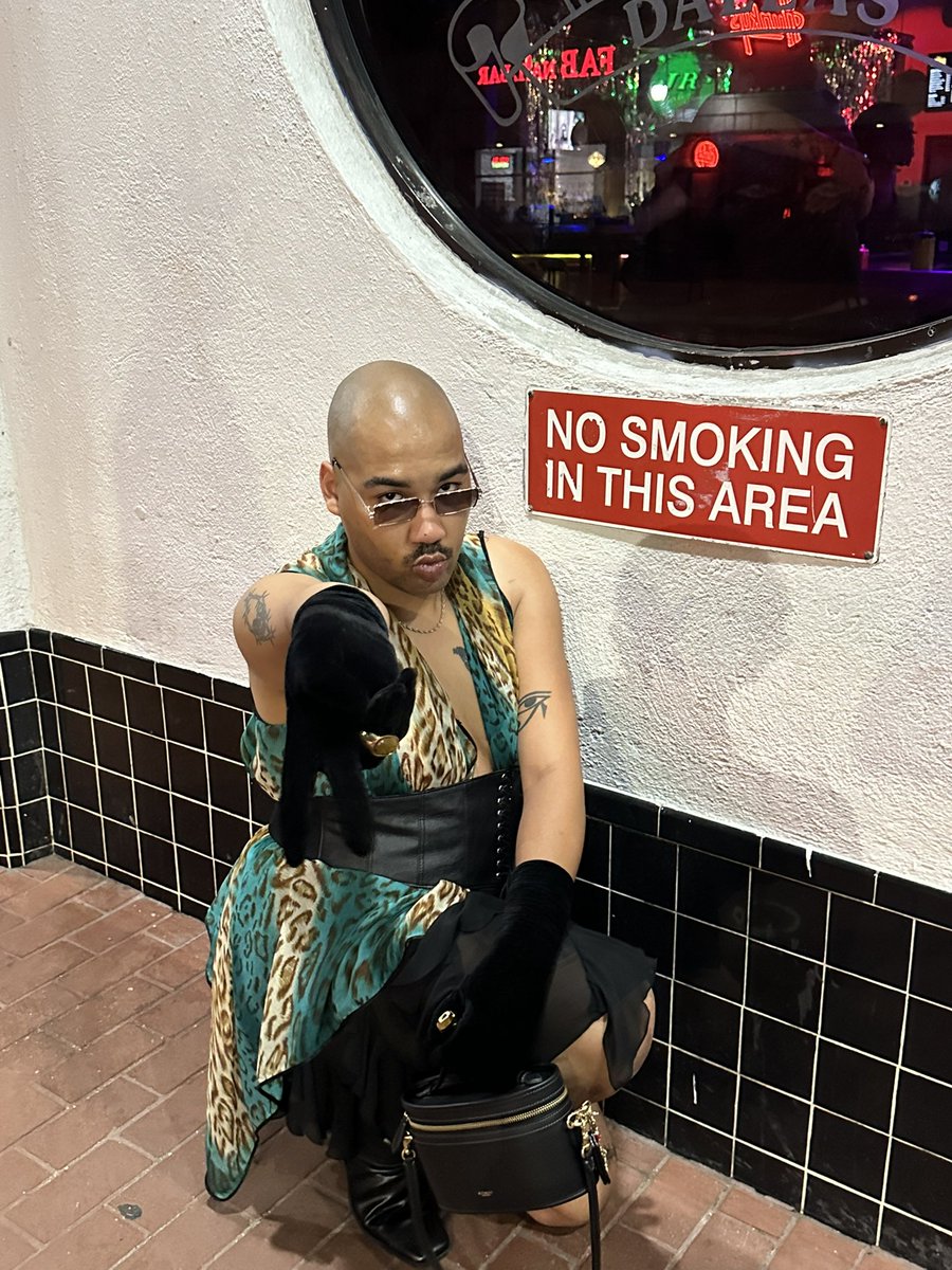 cashswizzac's tweet photo. When I tell u I felt like a BAD bitch last night…..and I didn’t pay for SHIT (drinks or this mf hot dog) #dagoodlife ✨ https://t.co/9H1vnQZbZz