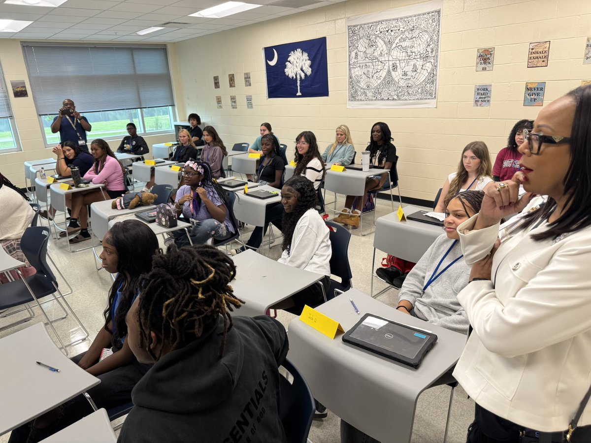 RichlandTwo's tweet image. .@MooreKimD and @MonicaElkins kicked off their morning at @BlythewoodHigh celebrating the school’s 20th anniversary with teacher cadets! 
1 of today’s lessons included Principal Schmidt sharing inspiring words of encouragement. 🌟🍎 #FutureEducators #BlythewoodHigh #20YearsStrong…