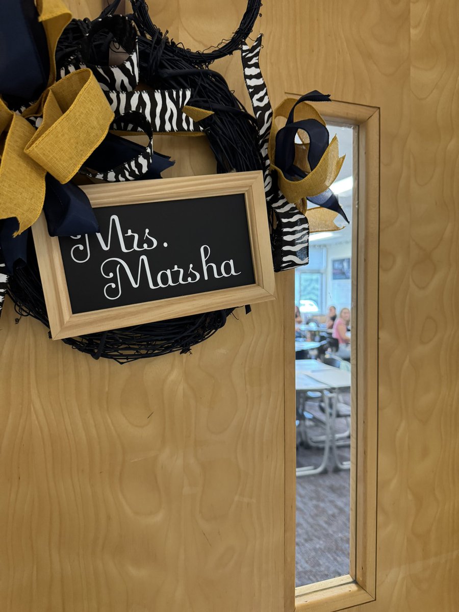 RichlandTwo's tweet image. .@MooreKimD and @MonicaElkins kicked off their morning at @BlythewoodHigh celebrating the school’s 20th anniversary with teacher cadets! 
1 of today’s lessons included Principal Schmidt sharing inspiring words of encouragement. 🌟🍎 #FutureEducators #BlythewoodHigh #20YearsStrong…