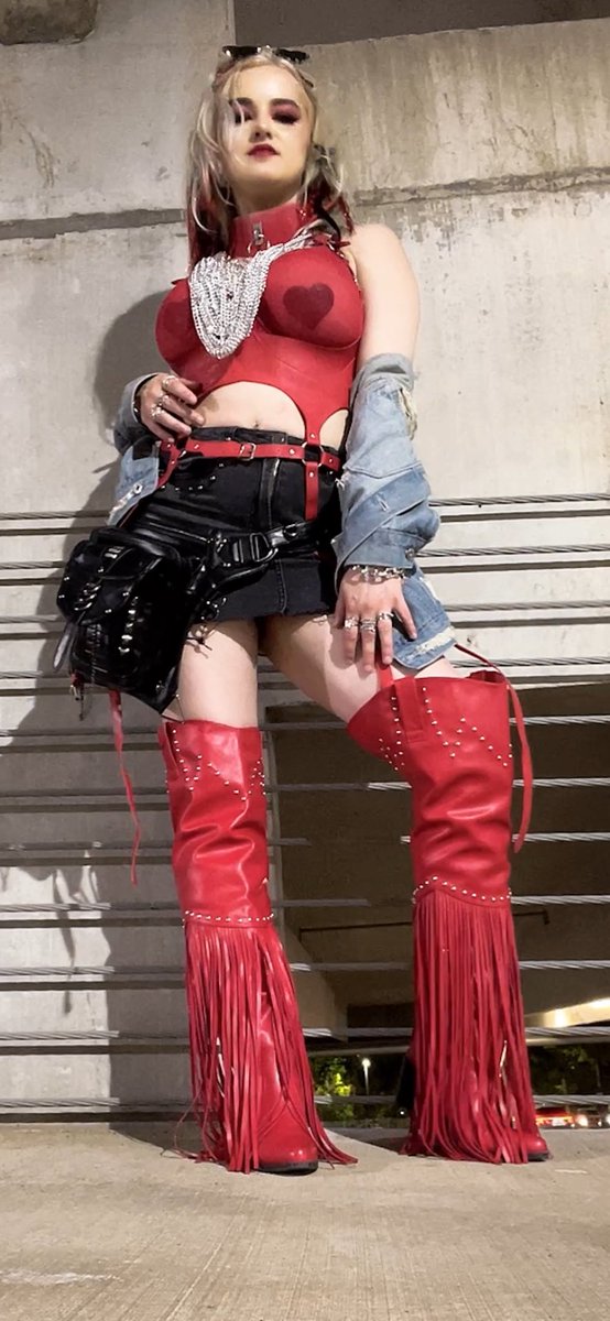 Simplexitylafae's tweet image. My outfit for @KeshaRose #TitsOutTour ❤️