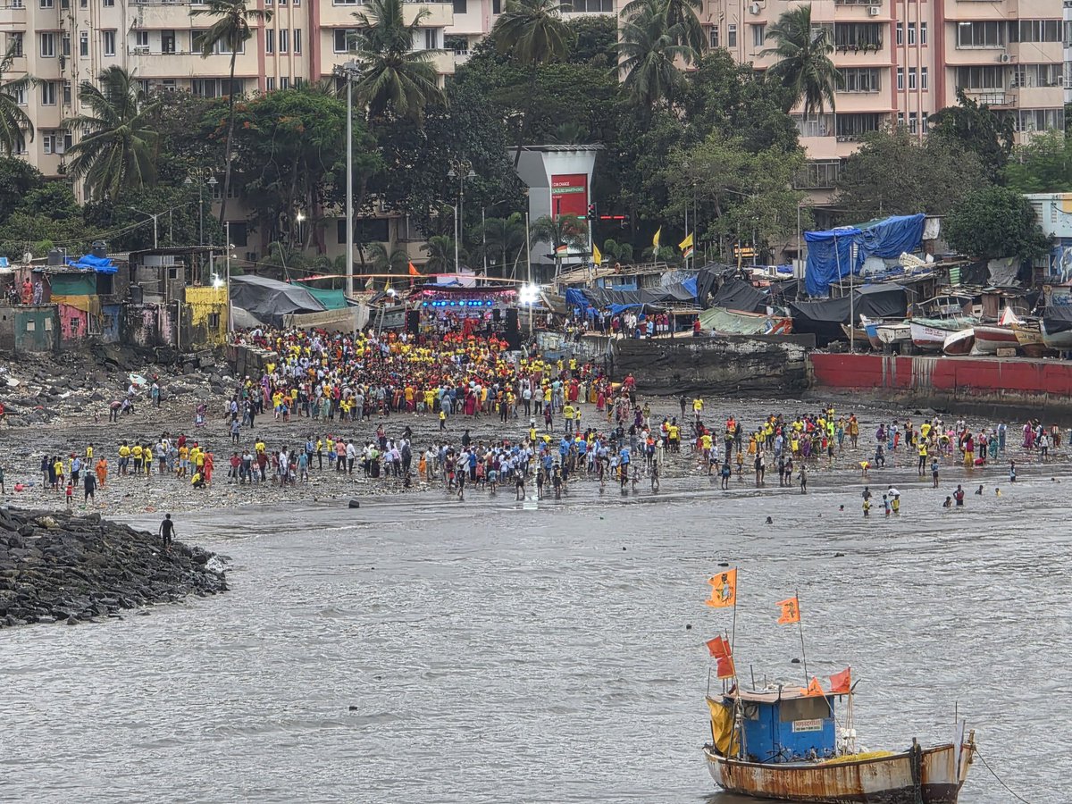 This was the scene on Friday evening at #Colaba Machhimar Nagar near Badhwar Park.
#NaraliPournima #Mumbai