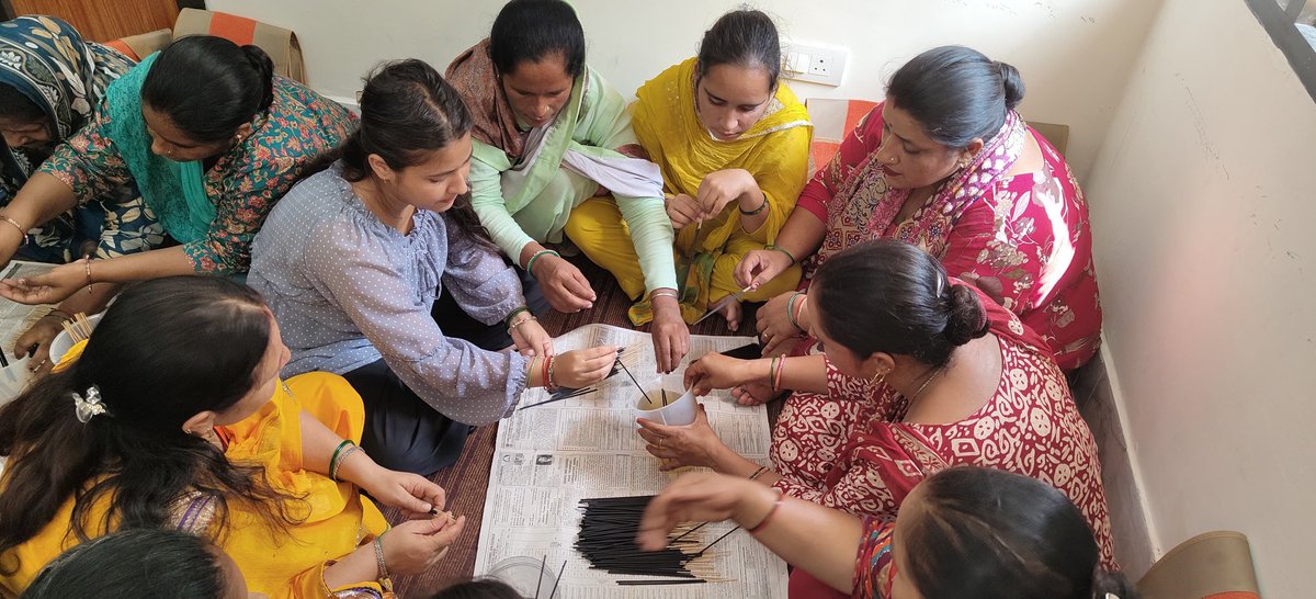 csiriiim's tweet image. The 5 Days Skill Development Programme under @CsirAroma Mission at #CSIRIIIM Jammu concluded with practical training in incense stick &amp;amp; dhoop dipping, packaging, and marketing.
Participants left equipped with skills to enhance value addition, strengthen rural entrepreneurship,…