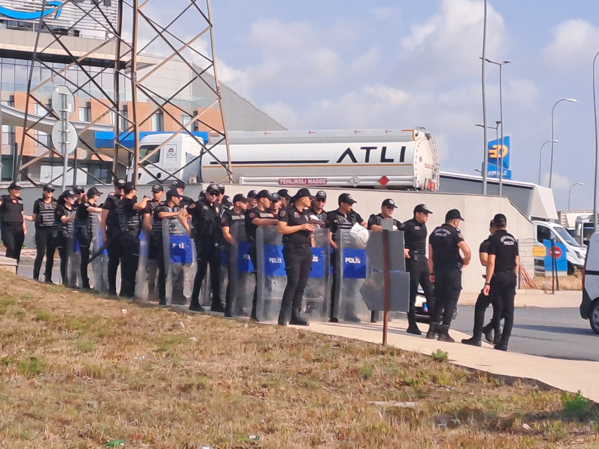 Bursu kesilen arkadaşlarımız rektörlüğe dilekçelerini teslim ettiler. Ardından basın açıklamasının yapılacağı üniversite girişine geçtik. Ancak polis tente açılmasına izin vermeyeceğini belirtti ve etrafta çevik kuvvet yoğunluğu düzenli olarak artıyor.