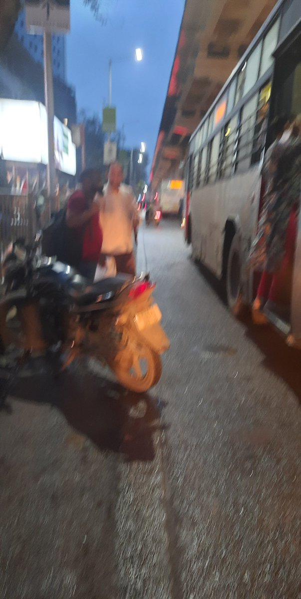 MH 434
U9116
<a href="/MTPHereToHelp/">Mumbai Traffic Police</a> 
फ्रेंड्स हायस्कूलच्या समोर लाल बहादूर शास्त्री मार्ग. 
रस्ता कोणाचा सदर बस येत आहेत कसे येणार लायसन्स मिळतं वाहतुकीचा प्रमाणपत्र मिळत?