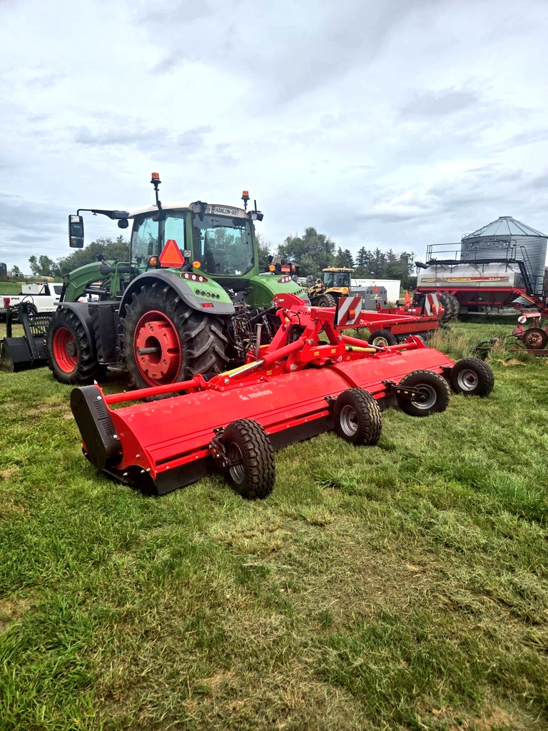 Our team was out on the road in the Vulcan area, visiting clients with a Tehnos mower.
They’re using it for weed control (summer fallow), grass, and stubble management - keeping their fields in top shape!