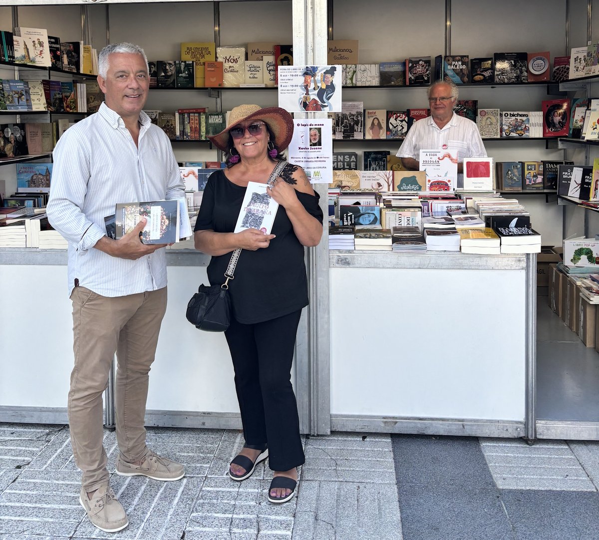🎶 ‘Será por flores’ iniciará o camiño nas Festas de María Pita o próximo 13 de agosto (22:00 h).🗓️ Aproveitando a presentación desta nova xira de Uxía, que conta coa colaboración da Xunta de Galicia, a artista e o secretario xeral da Lingua visitaron a Feira do Libro da Coruña.