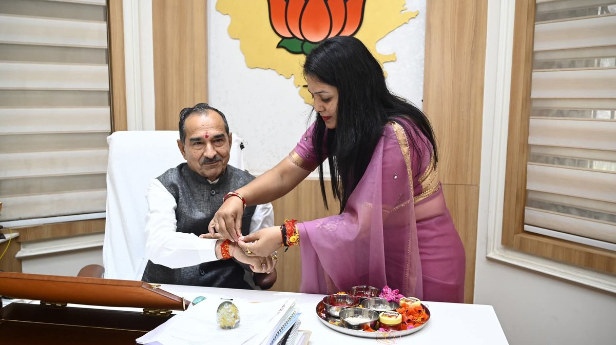Madan Rathore (@madanrrathore) on Twitter photo आज प्रदेश मुख्यालय में हमारी कर्मठ, नारी-शक्ति की प्रतिनिधि बहनों ने मुझे रक्षा सूत्र बांधकर जो स्नेह और विश्वास जताया, वह अत्यंत भावुक कर देने वाला क्षण था। 
#RakshaBandhan आज प्रदेश मुख्यालय में हमारी कर्मठ, नारी-शक्ति की प्रतिनिधि बहनों ने मुझे रक्षा सूत्र बांधकर जो स्नेह और विश्वास जताया, वह अत्यंत भावुक कर देने वाला क्षण था। 
#RakshaBandhan