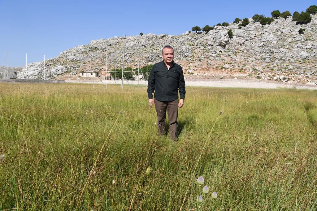 O artık sadece ‘Toroslar’ın evladı’. Yolsuzluk ve rüşvet iddialarını içeren soruşturma kapsamında tutuklanarak görevinden uzaklaştırılan Antalya BŞB Bşk. Muhittin Böcek’in sosyal medya hesaplarından başkanlık unvanının silindiği, ‘Torosların evladı’ yazıldığı görülüyor.⬇️