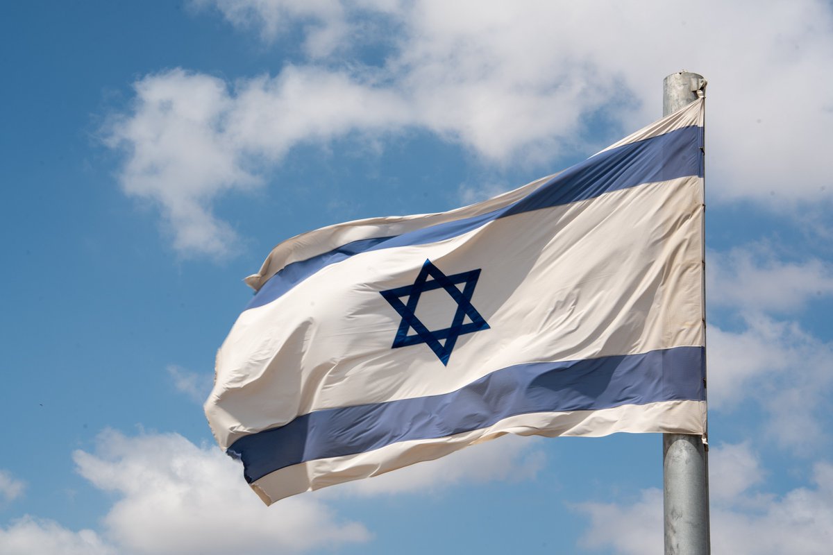 Am 23. Januar 2025 versprach Merz als Kanzlerkandidat, das de facto bestehende Rüstungsexportverbot der Bundesregierung gegenüber Israel aufzuheben. Israel solle sich verteidigen dürfen.

Weniger als ein Jahr später ist davon nichts geblieben.

Meine Familie wurde 1936 im Stich