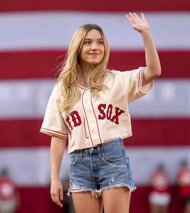 WAttoo_221's tweet photo. It’s okay to be an All American Girl Again. 🇺🇸   Love yourself. Love your country. https://t.co/2LeFE4vxRk