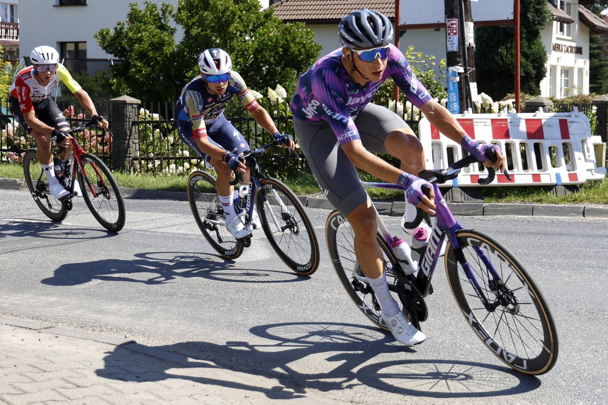 🇵🇱 #TourDePologne 

Less than 3⃣0⃣km to go.  

Gamper and his three fellow escapees are still putting in a fantastic effort in the breakaway group, although their lead is shrinking.