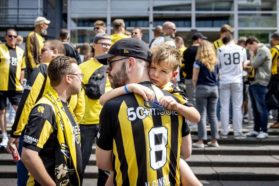 🟡⚫️ Vitesse have lost their appeal to regain a professional licence, meaning they will either play in the Dutch amateur divisions or fold entirely as a club.
It’s one of Holland’s oldest professional clubs, dating since 1892.

😔 A sad day for the supporters of Vitesse Arnhem.