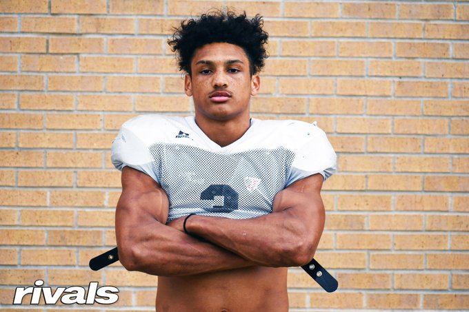 samspiegs's tweet photo. Incredible story from @RoushKSR on Seth McGowan. Took this photo in April 2019 before Seth's senior season at Poteet. Ecstatic to see him making the most of his second opportunity https://t.co/p5YBJTFHs0