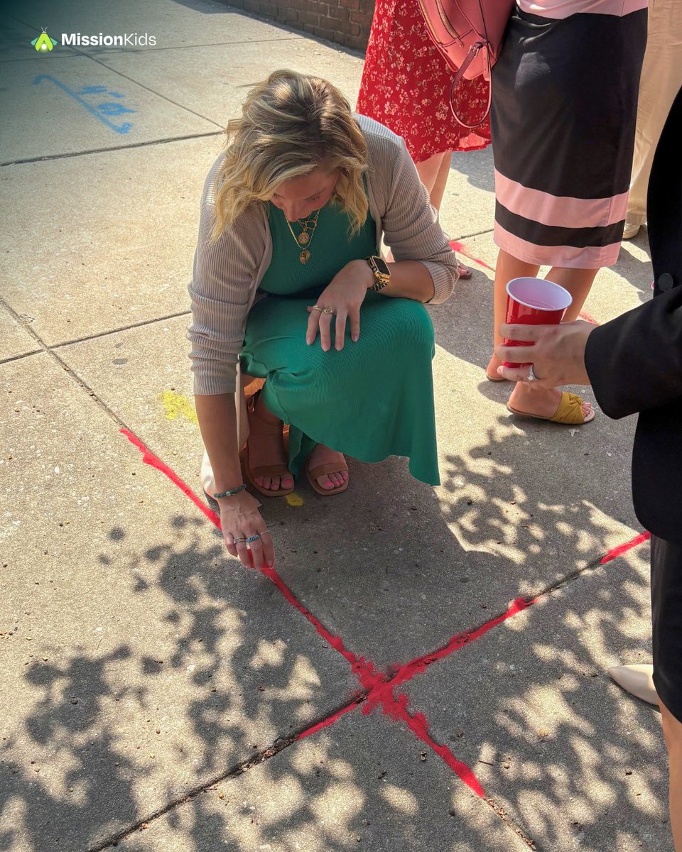 MissionKidsCAC's tweet image. Last week, Mission Kids joined @MontcoBar and partners for the #RedSandProject to raise awareness about human trafficking.

Filling sidewalk cracks with red sand reminds us: survivors can fall through the cracks if we don’t act.

🔗 redsandproject.org
#OurMissionIsKids