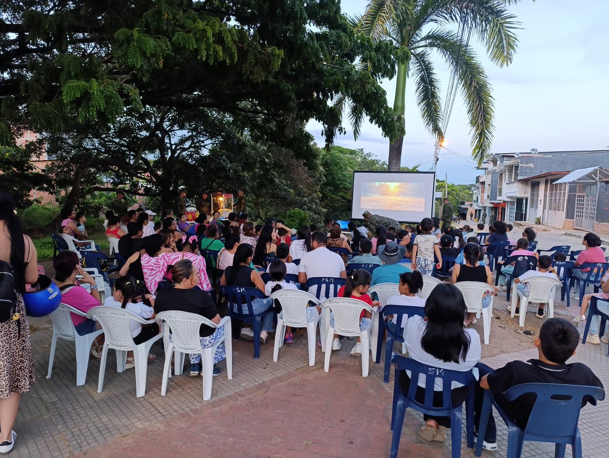 Comando de Acción Integral del Ejército Nacional (@ejercito_caaid) on Twitter photo 🎬 El barrio El Edén en #Chaparral, #Tolima vivió una noche especial y de unión gracias al Cine al Parque realizado por el Batallón de Apoyo de Acción Integral y Desarrollo N.° 5, en apoyo al Batallón de Infantería N.° 17, la <a href="/PoliciaColombia/">Policía de Colombia</a> y la Secretaría de Gobierno. 🇨🇴🤝 🎬 El barrio El Edén en #Chaparral, #Tolima vivió una noche especial y de unión gracias al Cine al Parque realizado por el Batallón de Apoyo de Acción Integral y Desarrollo N.° 5, en apoyo al Batallón de Infantería N.° 17, la <a href="/PoliciaColombia/">Policía de Colombia</a> y la Secretaría de Gobierno. 🇨🇴🤝