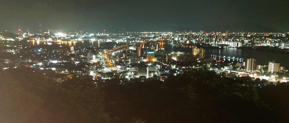 夜限定の美味しいソフトクリーム(写真失敗)を食べた後に夜景を見に来ました
高塔山です、意外と人が多い